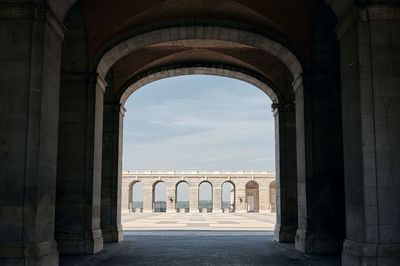 Arch bridge