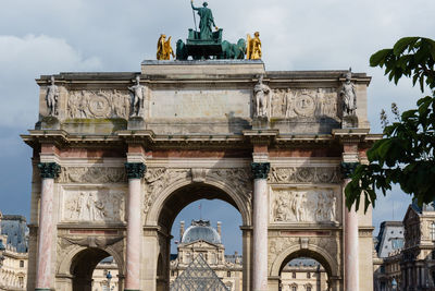 Low angle view of arc de triophe du carrousel against sky