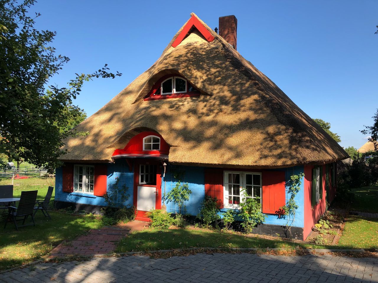 VIEW OF COTTAGE AGAINST BLUE SKY