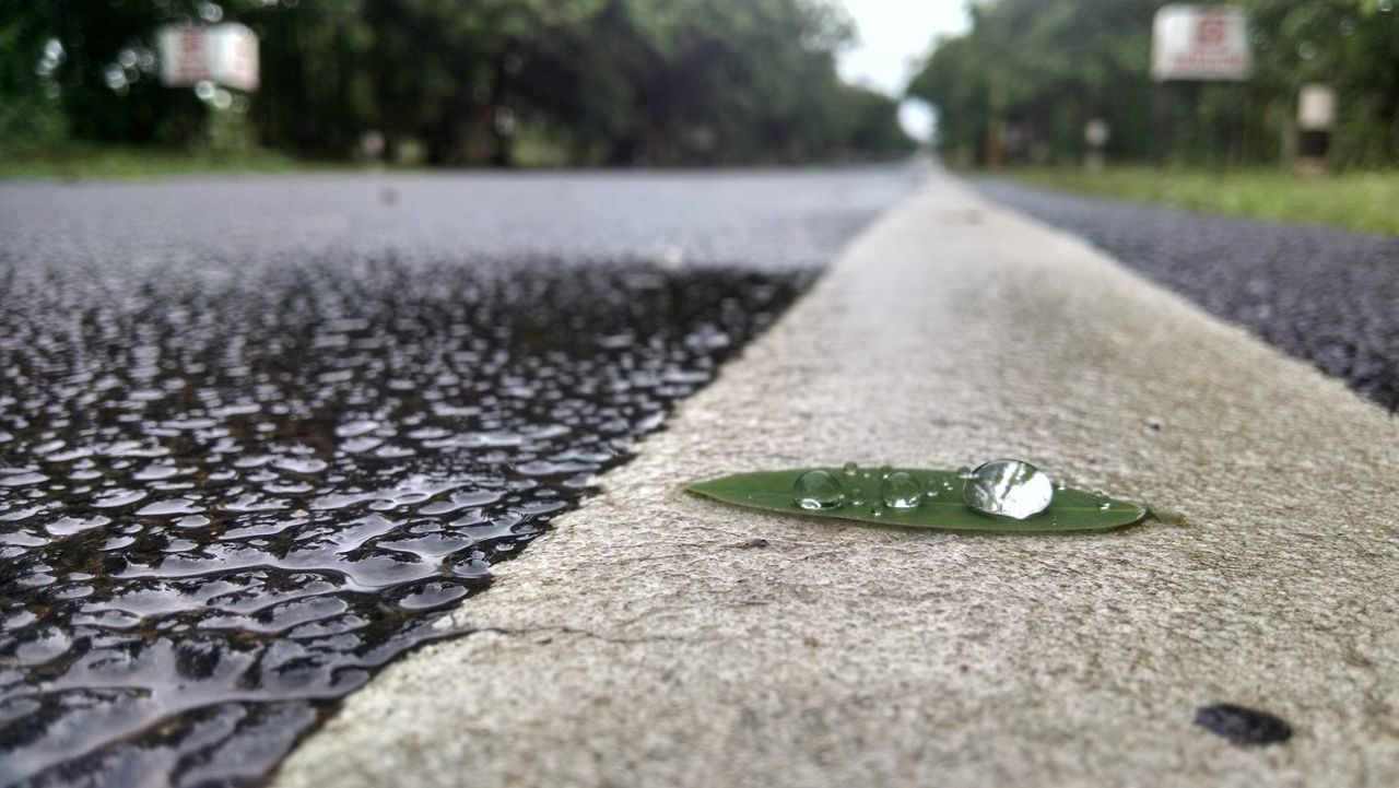 SURFACE LEVEL OF WET ROAD