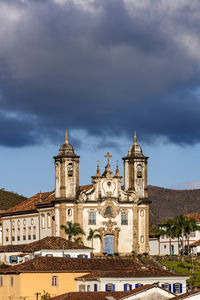 Facade of imposing and old historic church in baroque style in downtown ouro preto, minas gerais