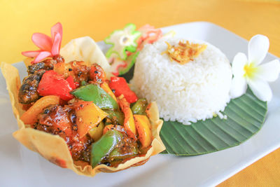 Chicken black pepper with rice and banana leaf as the base