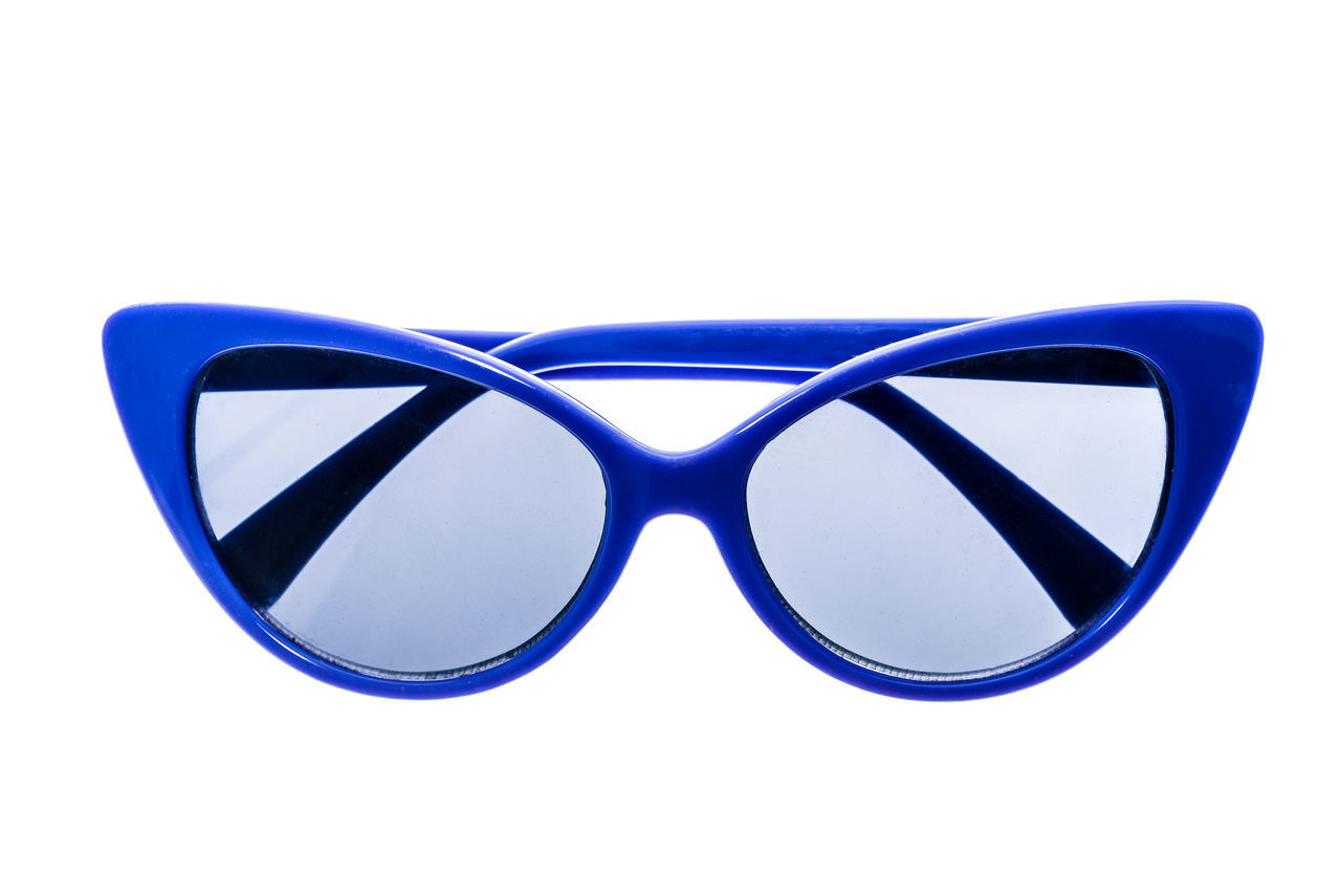 CLOSE-UP OF SUNGLASSES ON WHITE BACKGROUND