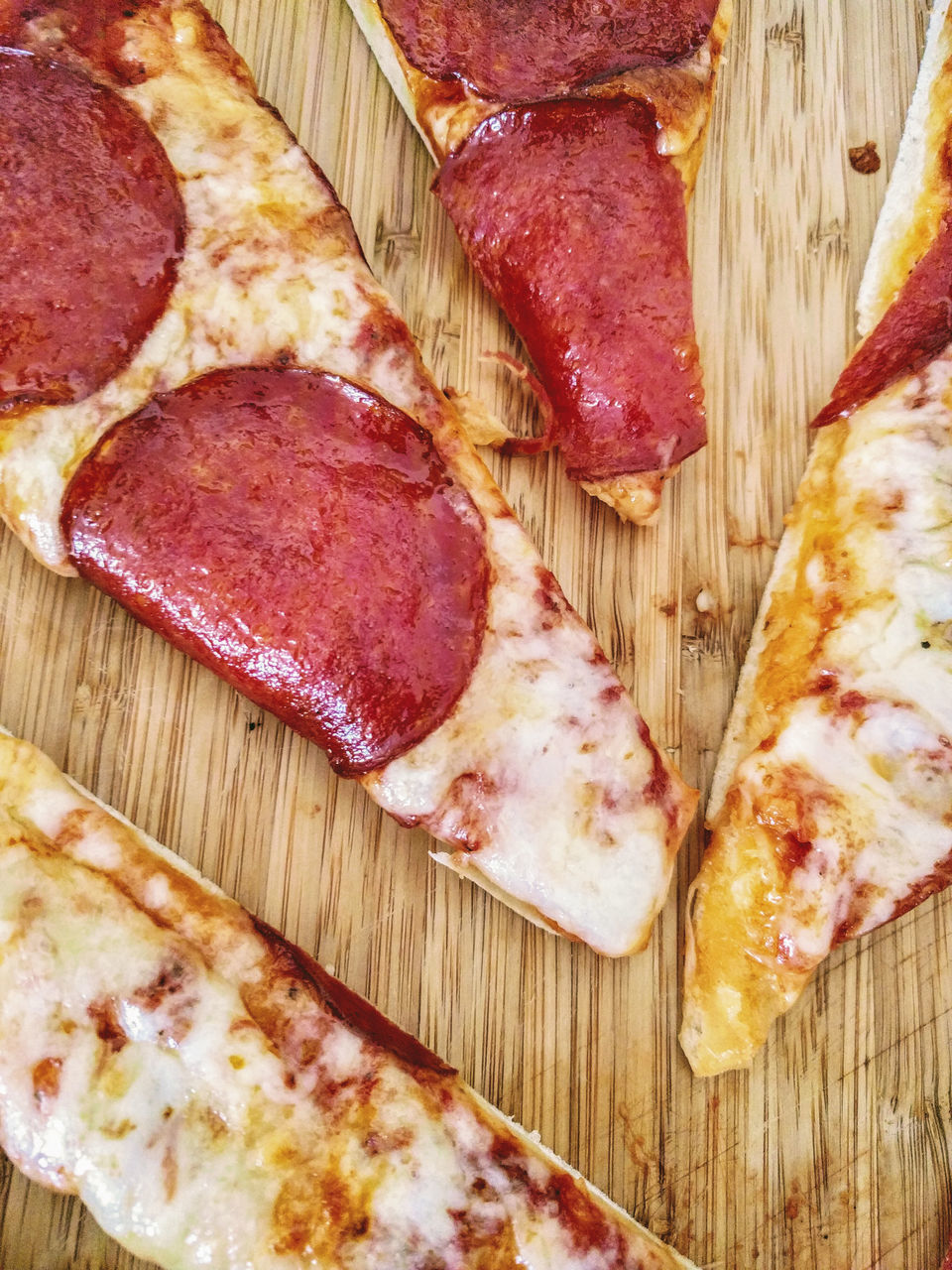 CLOSE-UP OF PIZZA ON CUTTING BOARD