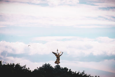 Statue of horse against cloudy sky