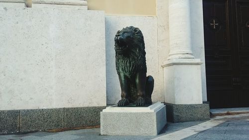 Dog statue against building