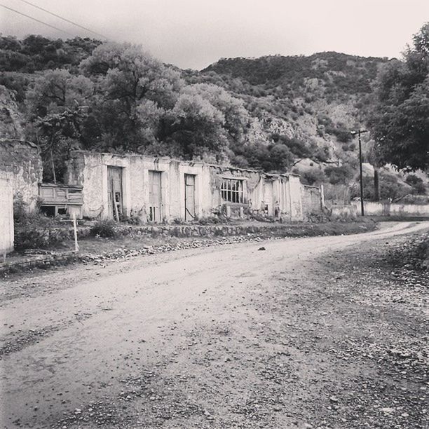 VIEW OF HOUSES ON COUNTRYSIDE LANDSCAPE