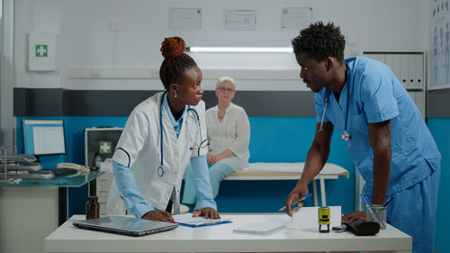 Doctors brainstorming at hospital