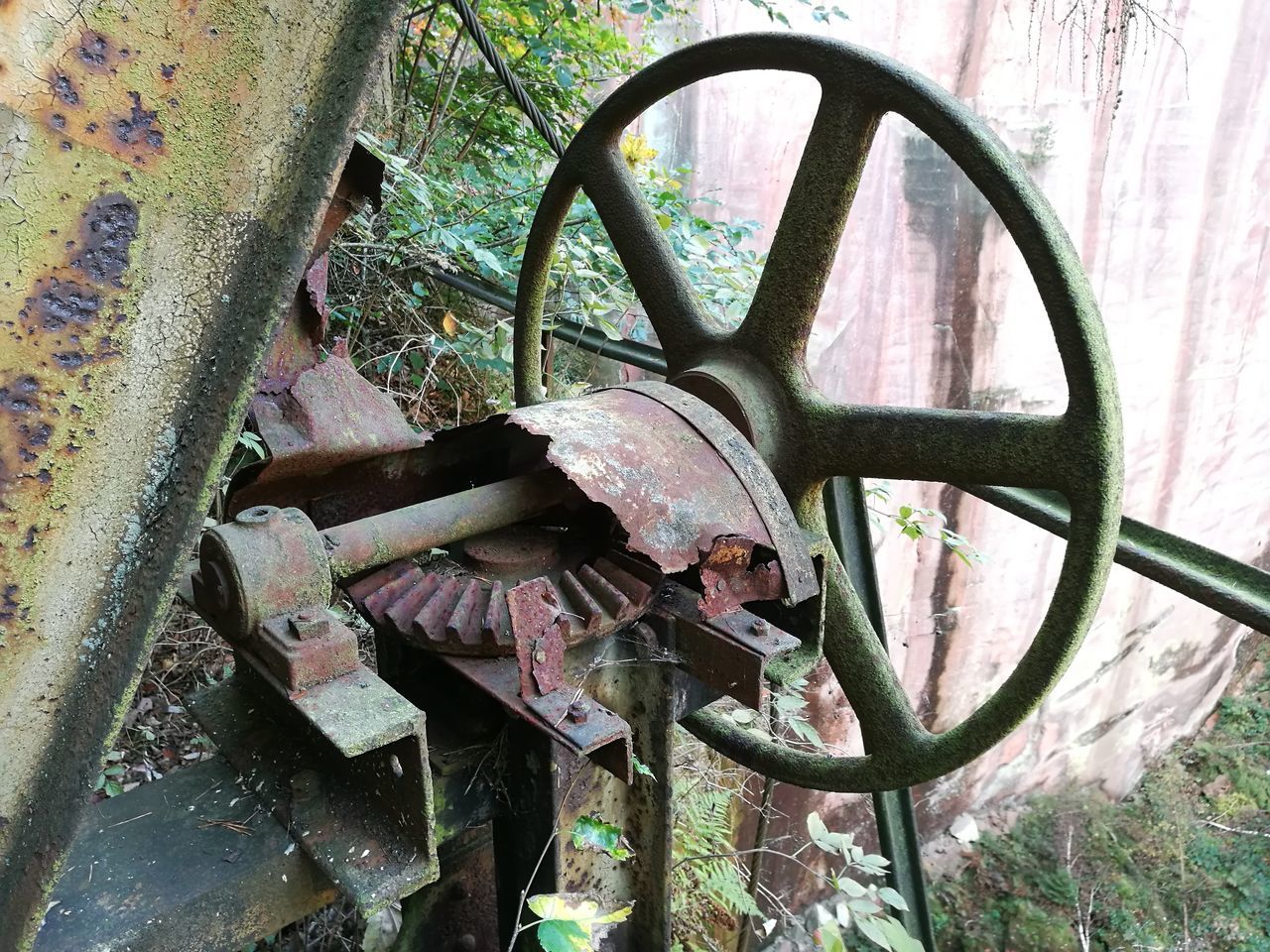 CLOSE-UP OF OLD RUSTY METAL WHEEL