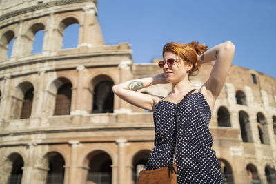 Glad tourist doing hair near famous attraction