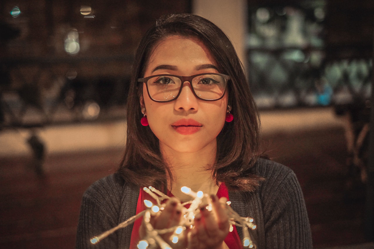 PORTRAIT OF BEAUTIFUL WOMAN WITH EYEGLASSES
