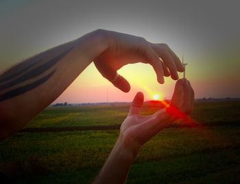 Close-up of hand holding dandelion
