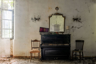 Pianoforte in abandoned villa