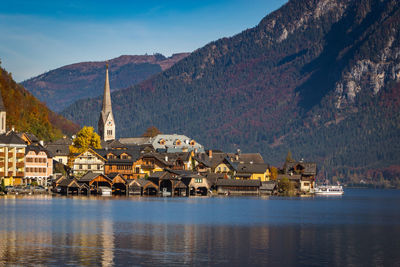 Beautifull hallstatt mountain village by hallstatter lake. houses by lake and alps mountains