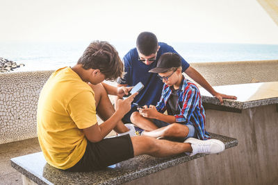 Teenagers friends using smartphone together. teens browsing social media online generation z concept