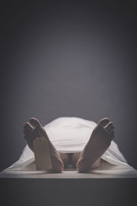 Corpse with foot tag on a morgue table
