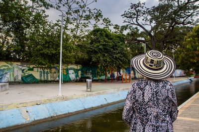 Senior woman tourist at the macondo linear park in aracataca. 
