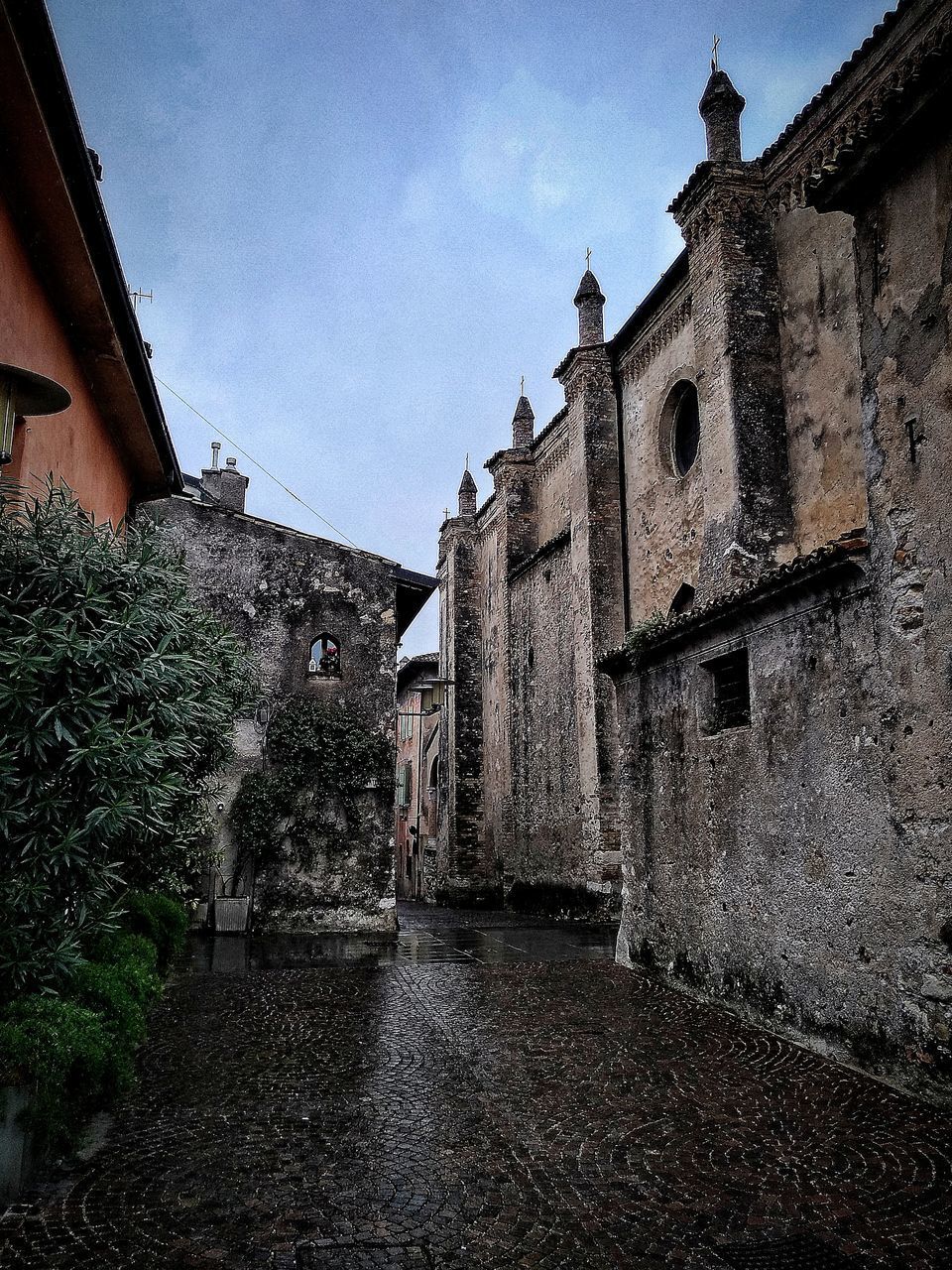 LOW ANGLE VIEW OF OLD BUILDING