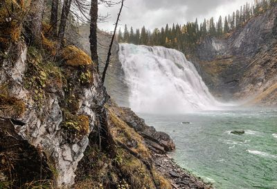 An autumn day at kinuseo falls