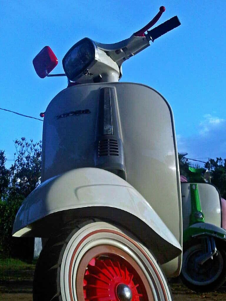 land vehicle, transportation, mode of transport, car, low angle view, blue, sky, clear sky, stationary, old-fashioned, travel, day, sunlight, outdoors, no people, retro styled, part of, vintage car, built structure, building exterior