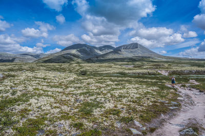 The peer gynt trail from smuksjøseter fjellstue to peer gynt hytta, høvringen