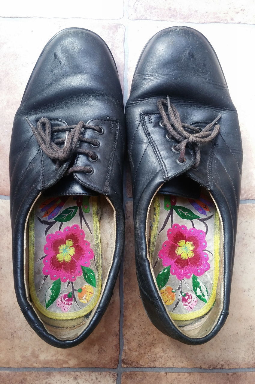 HIGH ANGLE VIEW OF VARIOUS SHOES ON PINK SHOE