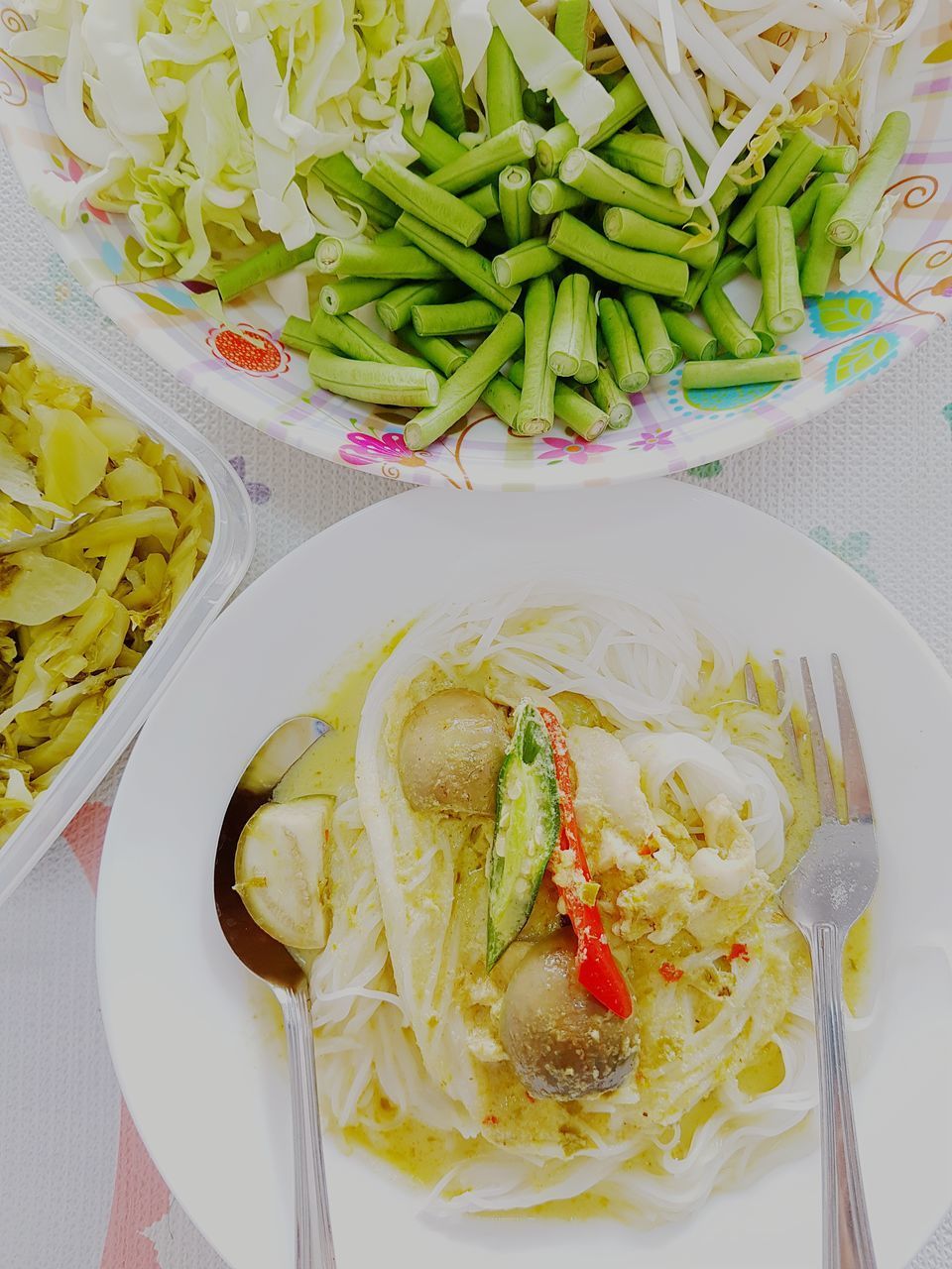 HIGH ANGLE VIEW OF MEAL SERVED IN PLATE