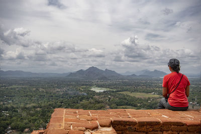 Woman enyoing the view from the top of the sigiriya rock fortress