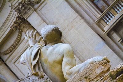 statue