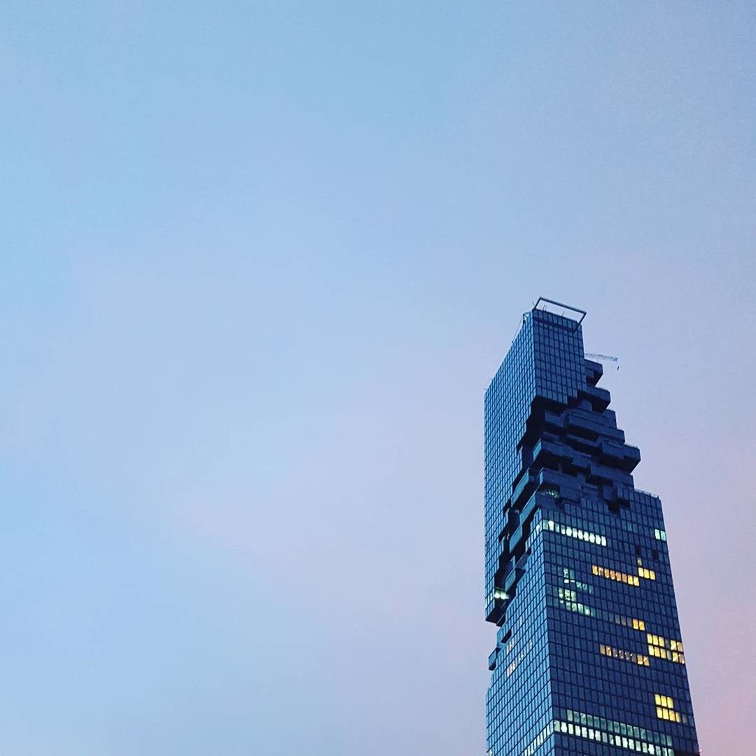 LOW ANGLE VIEW OF SKYSCRAPER