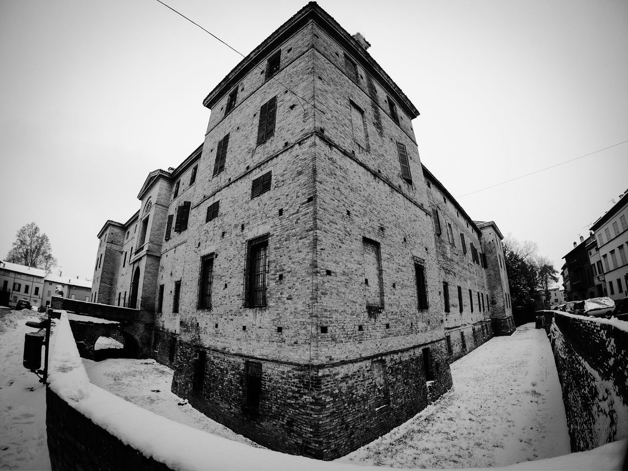 LOW ANGLE VIEW OF OLD BUILDING AGAINST SKY