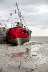 Fisherman boats stuck on the beach in low tide period in leigh-on-sea, uk.