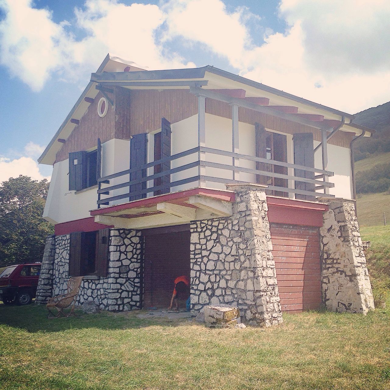 LOW ANGLE VIEW OF BUILT STRUCTURE AGAINST SKY