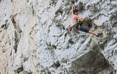 Young man climbing overhang in yangshuo / china