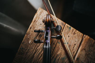 Directly above view of violin and bow on wooden table