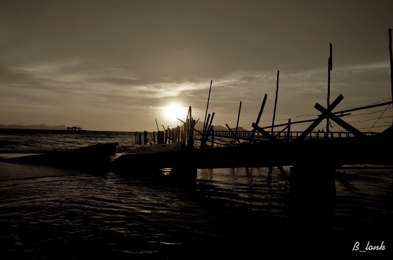 sea, sunset, water, horizon over water, sky, sun, beach, tranquility, tranquil scene, scenics, beauty in nature, shore, nature, sunlight, pier, cloud - sky, idyllic, silhouette, transportation, outdoors