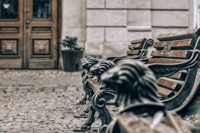 Horse statue against wall