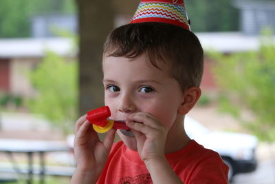 Portrait of cute boy eating apple