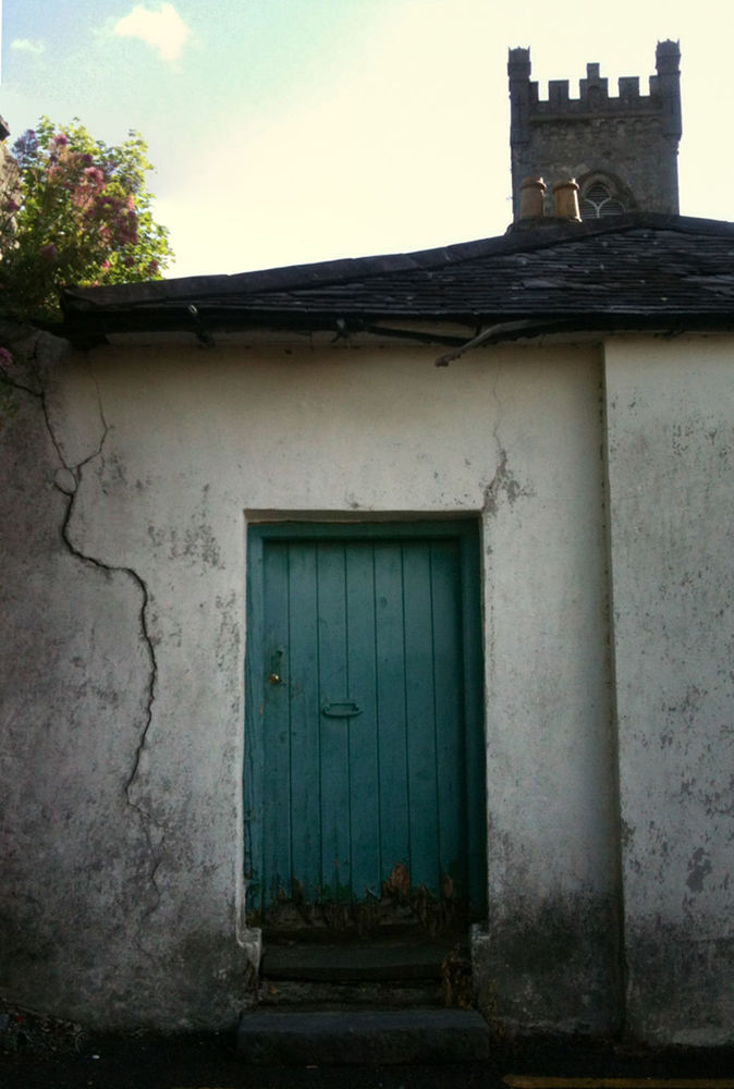 LOW ANGLE VIEW OF OLD BUILDING AGAINST SKY