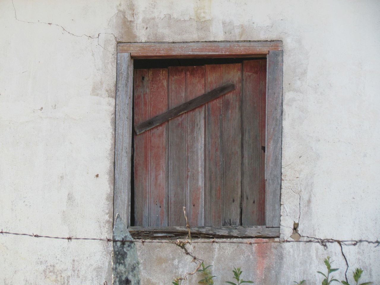 CLOSED WINDOW OF HOUSE