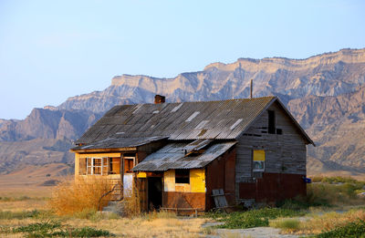 House against mountains