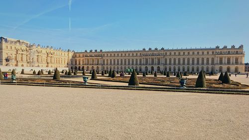 Statue of historic building against blue sky