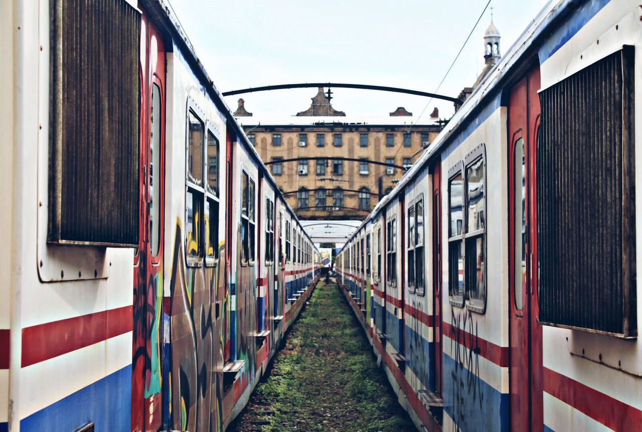 architecture, built structure, building exterior, the way forward, diminishing perspective, railing, red, residential structure, clear sky, day, house, building, no people, narrow, connection, vanishing point, outdoors, residential building, empty, window