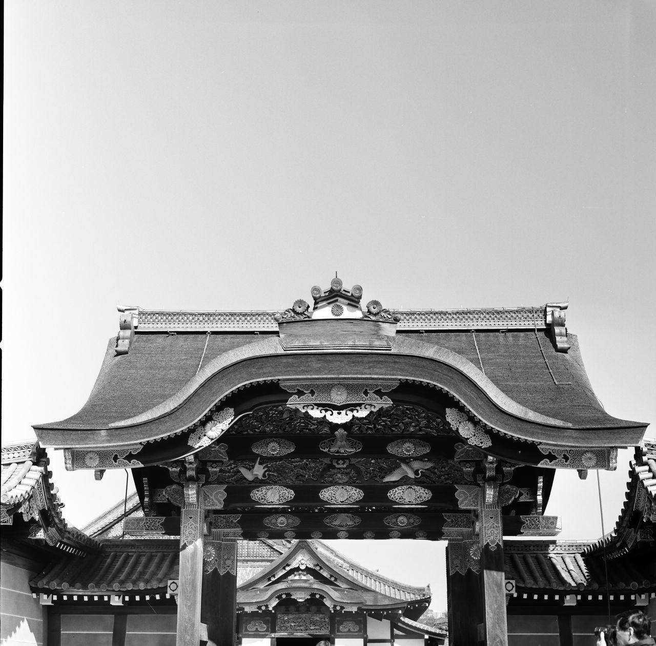 LOW ANGLE VIEW OF SCULPTURE ON ROOF AGAINST CLEAR SKY