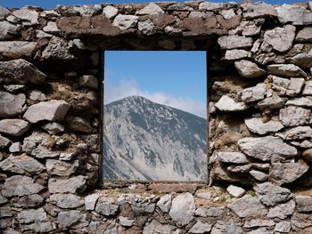 Stone wall against sky