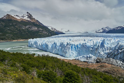 Blue ice of perito moreno glacier in glaciers national park with the turquoise lago argentino