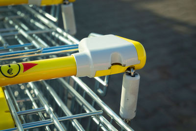 A coin slot 1 euro in a shopping cart