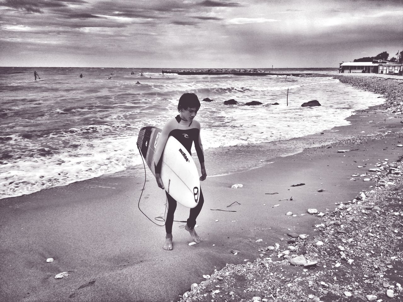 beach, sea, sand, shore, water, horizon over water, leisure activity, full length, lifestyles, sky, vacations, rear view, casual clothing, wave, walking, cloud - sky, childhood, coastline