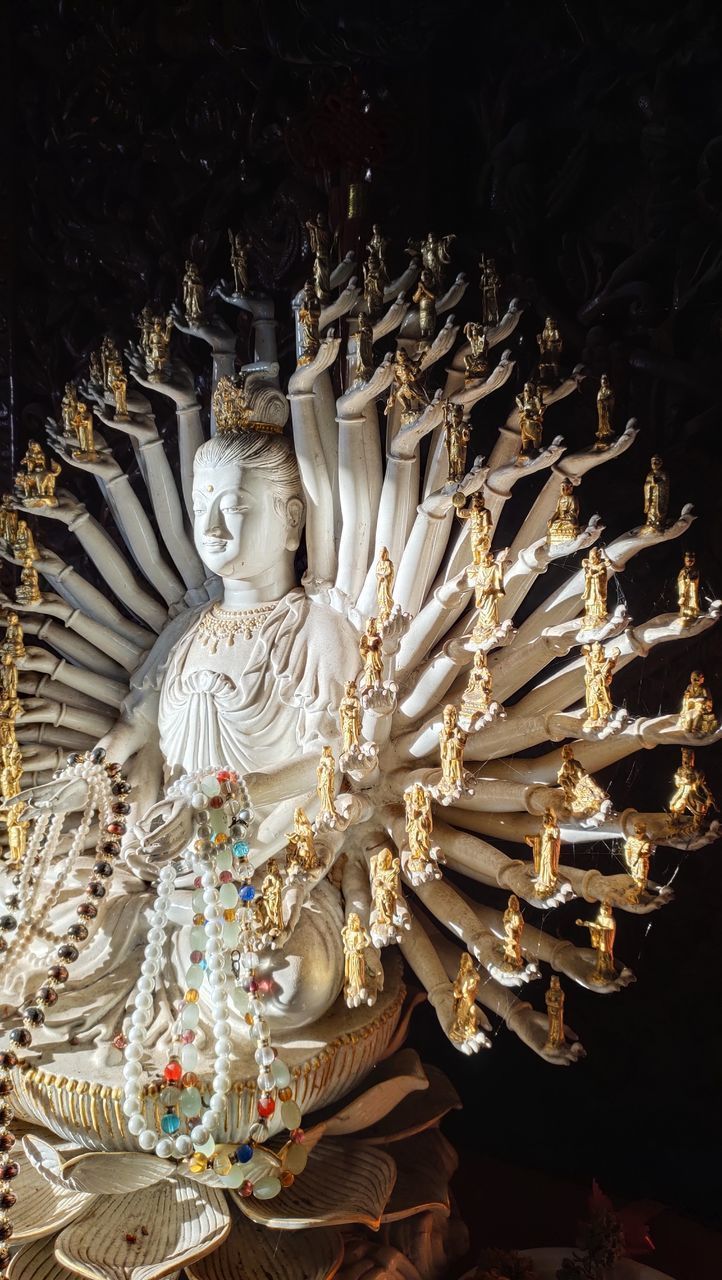 LOW ANGLE VIEW OF STATUE AGAINST TEMPLE BUILDING