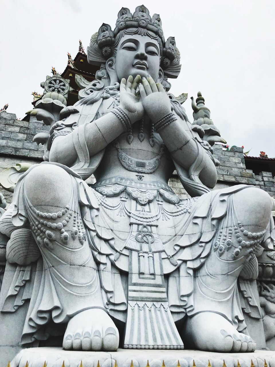 LOW ANGLE VIEW OF STATUE AGAINST BUILDINGS